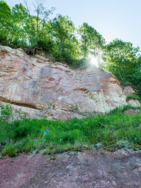 kumtaşı kayalıklarla Gauja Milli Parkı