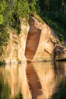 kumtaşı kayalıklarla Gauja Milli Parkı