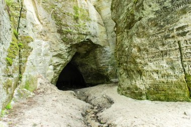 kumtaşı kayalıklarla Gauja Milli Parkı