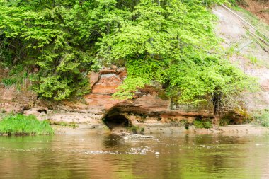 kumtaşı kayalıklarla Gauja Milli Parkı