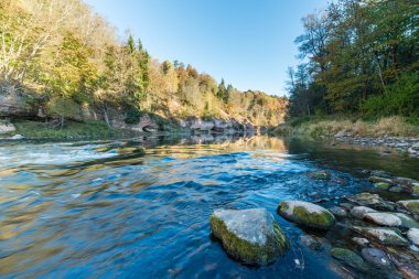 kumtaşı kayalıklarla Gauja Milli Parkı