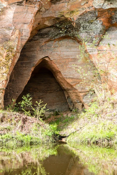 Homokkő sziklák a Gauja Nemzeti park — Stock Fotó