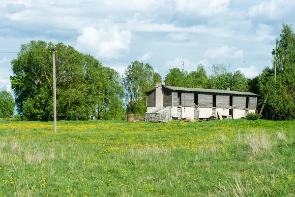 Landsbygden byggnader i sommar — Stockfoto