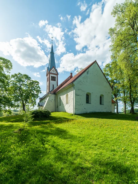 Platteland kerkgebouw in de zomer — Stockfoto