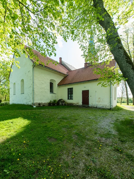 Campagna chiesa edificio in estate — Foto Stock