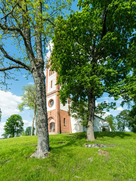 Platteland kerkgebouw in de zomer — Stockfoto