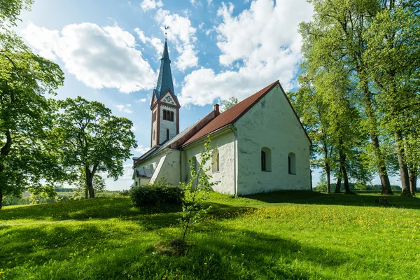Platteland kerkgebouw in de zomer — Stockfoto