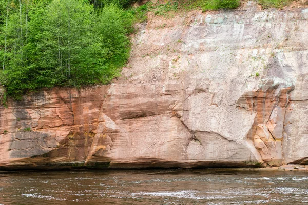 Homokkő sziklák a Gauja Nemzeti park — Stock Fotó