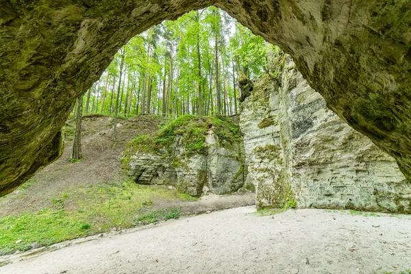 Acantilados de arenisca en el parque nacional de Gauja — Foto de Stock