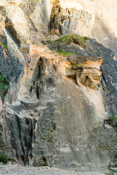 Klify z piaskowca w parku narodowym Gauja — Zdjęcie stockowe