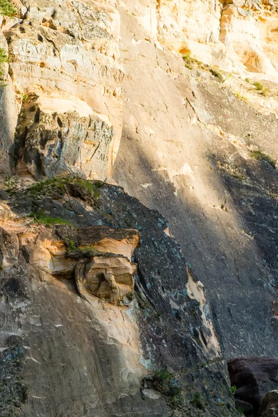 Homokkő sziklák a Gauja Nemzeti park — Stock Fotó