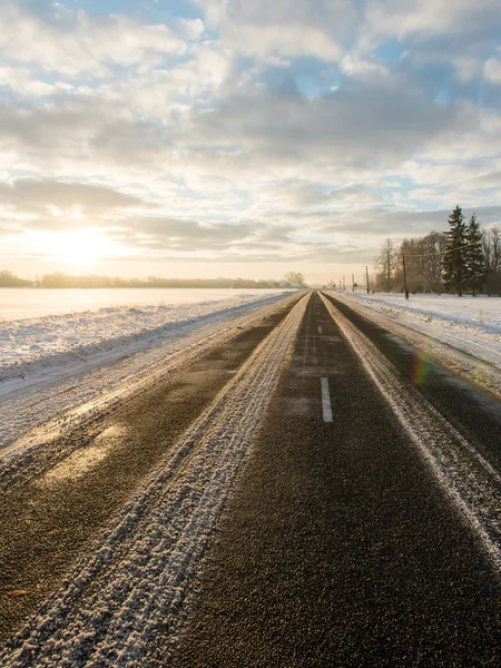 冬の田舎の空の道 — ストック写真