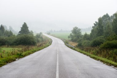 sonbaharda kırsalında boş yol