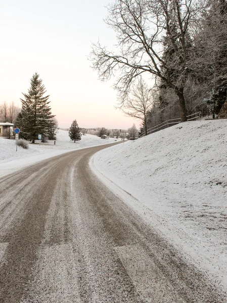 Camino vacío en el campo en invierno — Foto de Stock