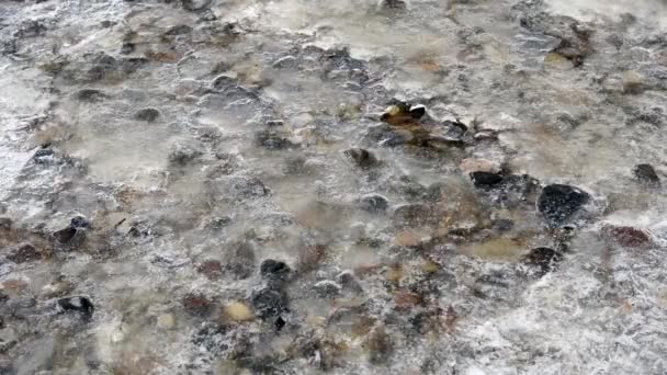 Une magie de l'hiver. De la glace fondante. Écoulement sous l'eau glacée . — Video