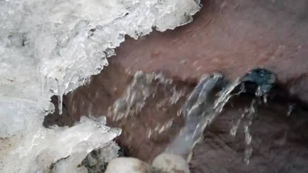 Una magia del invierno. Derretimiento de hielo. Fluyendo bajo el agua helada . — Vídeos de Stock