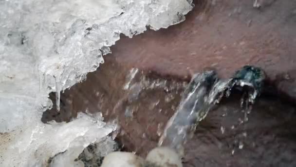 Kouzlo zimy. Tání ledu. Proudí pod ledovou vodou. — Stock video