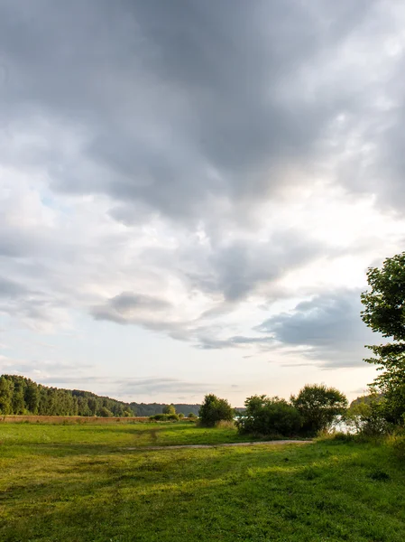 Green grass meadows and fields landscape in a sunny day — Stock Photo, Image