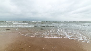bulutlar ve ıssız dune doğru dalgalar ile sonbaharda Baltık beach