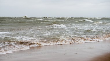 bulutlar ve ıssız dune doğru dalgalar ile sonbaharda Baltık beach