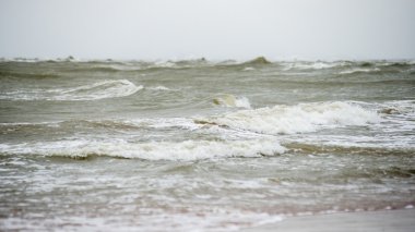 bulutlar ve ıssız dune doğru dalgalar ile sonbaharda Baltık beach