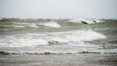 bulutlar ve ıssız dune doğru dalgalar ile sonbaharda Baltık beach