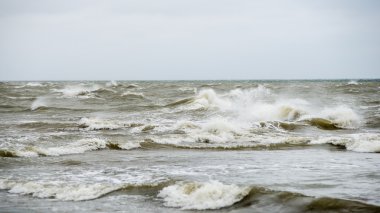 bulutlar ve ıssız dune doğru dalgalar ile sonbaharda Baltık beach