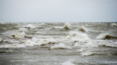bulutlar ve ıssız dune doğru dalgalar ile sonbaharda Baltık beach