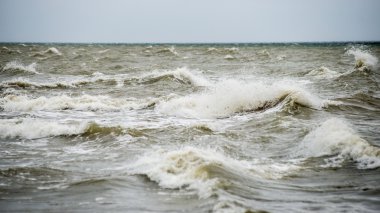 bulutlar ve ıssız dune doğru dalgalar ile sonbaharda Baltık beach