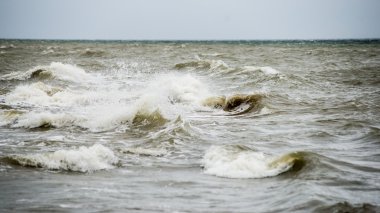 bulutlar ve ıssız dune doğru dalgalar ile sonbaharda Baltık beach