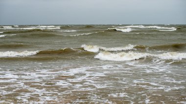 bulutlar ve ıssız dune doğru dalgalar ile sonbaharda Baltık beach