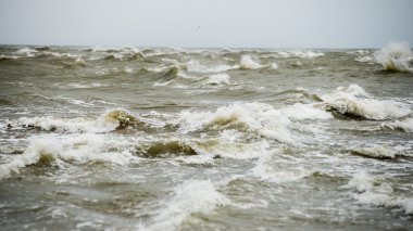 bulutlar ve ıssız dune doğru dalgalar ile sonbaharda Baltık beach