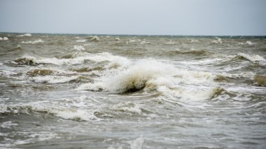bulutlar ve ıssız dune doğru dalgalar ile sonbaharda Baltık beach