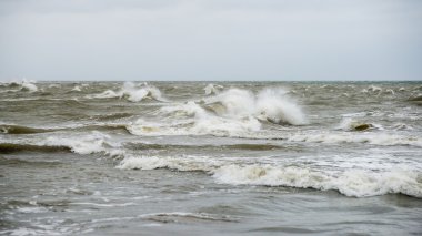 bulutlar ve ıssız dune doğru dalgalar ile sonbaharda Baltık beach