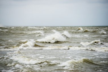 bulutlar ve ıssız dune doğru dalgalar ile sonbaharda Baltık beach