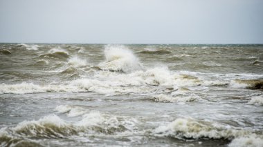 bulutlar ve ıssız dune doğru dalgalar ile sonbaharda Baltık beach