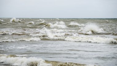 bulutlar ve ıssız dune doğru dalgalar ile sonbaharda Baltık beach