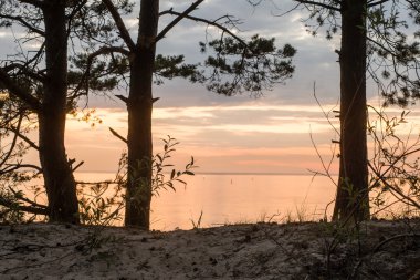 Yatay, dağlar, ağaçlar ve Nehri ön