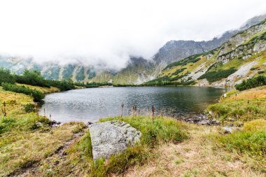 Yatay, dağlar, ağaçlar ve Nehri ön