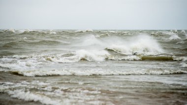 bulutlar ve ıssız dune doğru dalgalar ile sonbaharda Baltık beach