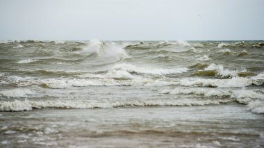 bulutlar ve ıssız dune doğru dalgalar ile sonbaharda Baltık beach