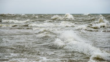 bulutlar ve ıssız dune doğru dalgalar ile sonbaharda Baltık beach