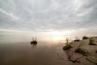 Yatay, dağlar, ağaçlar ve Nehri ön