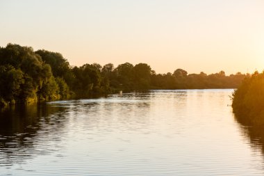 Yatay, dağlar, ağaçlar ve Nehri ön