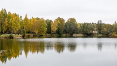 Yatay, dağlar, ağaçlar ve Nehri ön
