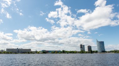 Panoramik nehir Riga, Letonya karşısında