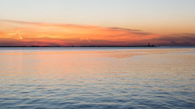 Yatay, dağlar, ağaçlar ve Nehri ön