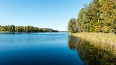 Yatay, dağlar, ağaçlar ve Nehri ön