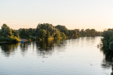 Yatay, dağlar, ağaçlar ve Nehri ön
