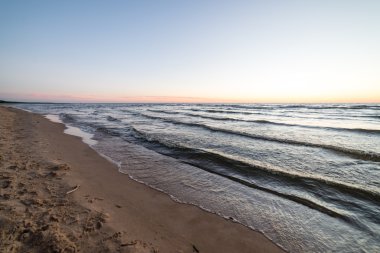 bulutlar ve ıssız dune doğru dalgalar ile sonbaharda Baltık beach
